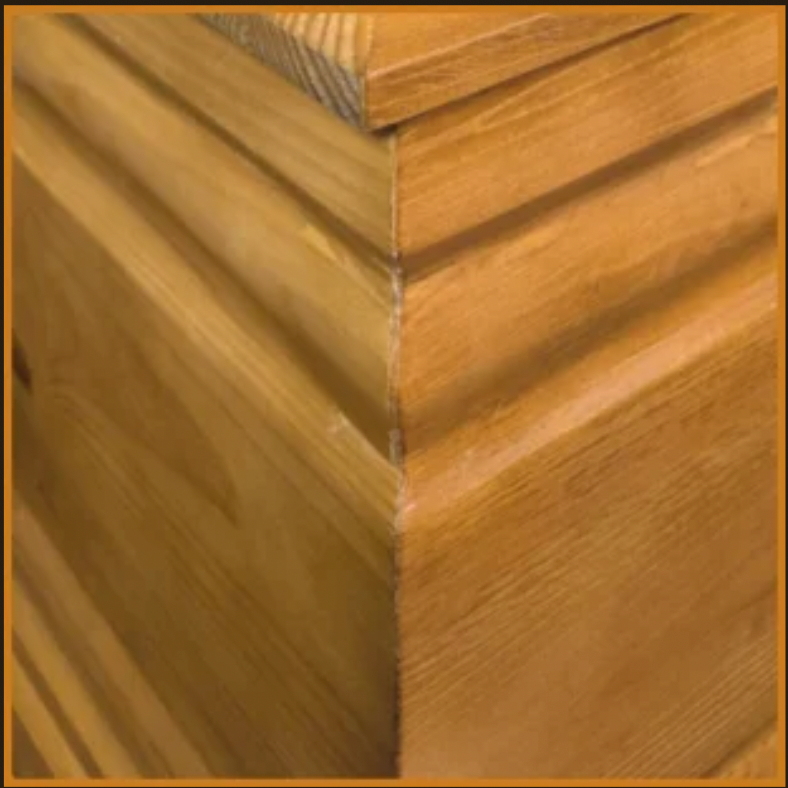 Zoom sur l’angle d’un cercueil en bois, finition lisse et chaleureuse – moulures de bois