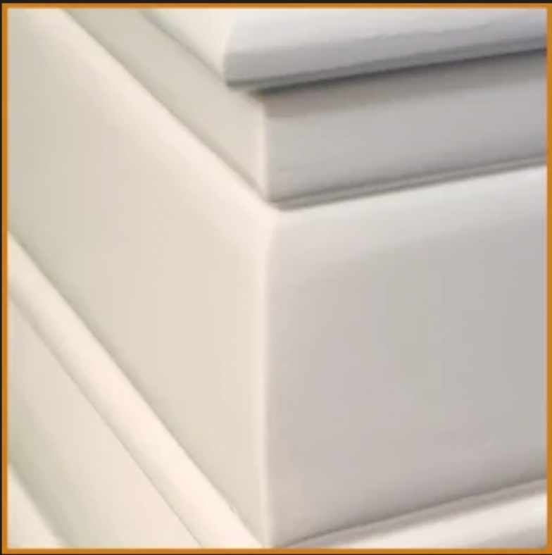 Cercueil blanc avec moulures épurées, finition brillante, couleur blanche