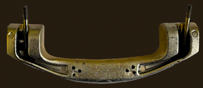 Vue arrière d’une poignée en plastique doré, fixation visible