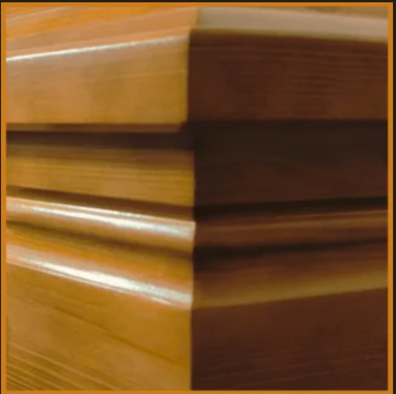 Zoom sur les moulures de l'angle d'un cercueil. Finition brillante et lisse. 